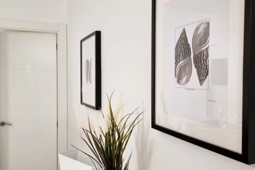 Pasillo moderno de apartamento en Fuengirola con arte botánico enmarcado y decoración de plantas en maceta