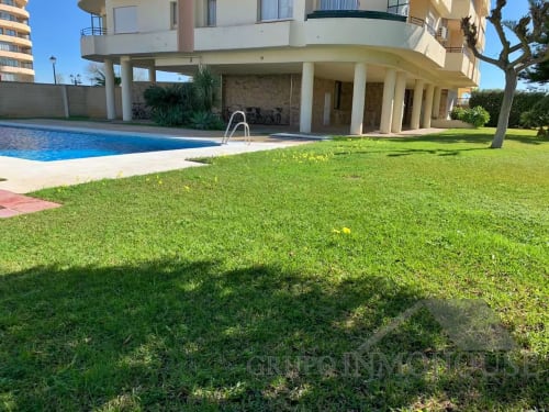 Apartamento de lujo frente al mar en Fuengirola con piscina, jardín impecable y vistas al mar en Grupo Inmo House