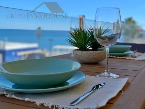 Elegante mesa de comedor frente al mar con vista al océano en Grupo Inmo House, apartamento en Fuengirola