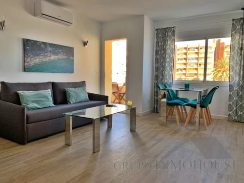 Apartamento moderno en primera línea de playa en Fuengirola con vistas al mar, sala de estar, comedor y balcón amueblado