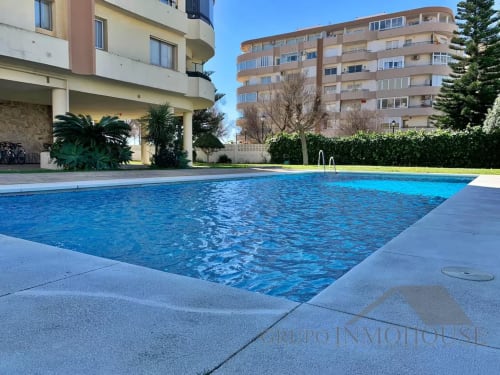 Piscina del complejo residencial frente al mar en Fuengirola con vistas al Mediterráneo y edificios modernos
