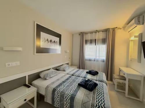 Dormitorio moderno en apartamento frente al mar en Fuengirola con vistas al océano, mobiliario contemporáneo y luz natural