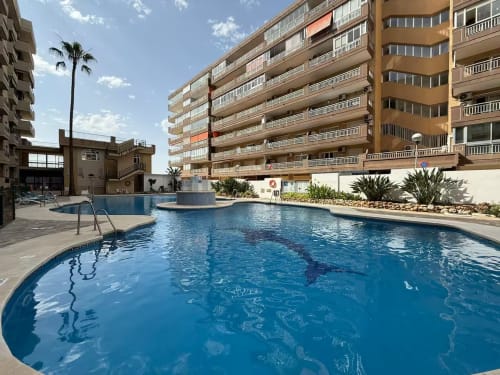 Piscina de apartamento frente al mar en Fuengirola con vistas al océano, amenidades modernas y arquitectura mediterránea
