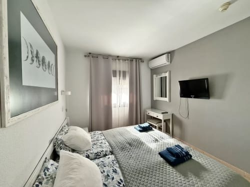 Moderno dormitorio en apartamento frente al mar en Fuengirola con vistas al mar, TV y aire acondicionado