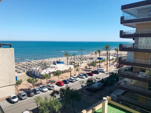 Apartamento frente al mar en Fuengirola con vistas panorámicas, palmeras y playa de arena con bañistas