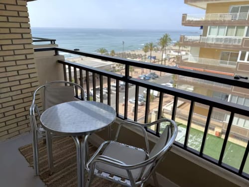 Balcón frente al mar con vistas al Mediterráneo en apartamento de Fuengirola, mesa y sillas de aluminio