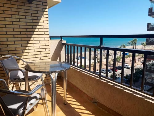 Balcón de apartamento frente al mar en Fuengirola con vistas al mar, amueblado con mesa y sillas