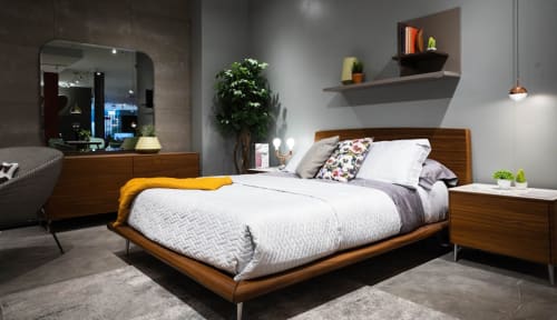 Chambre moderne aux Gites De Petrocoriis à Boulazac avec lit en bois, draps blancs et décoration contemporaine