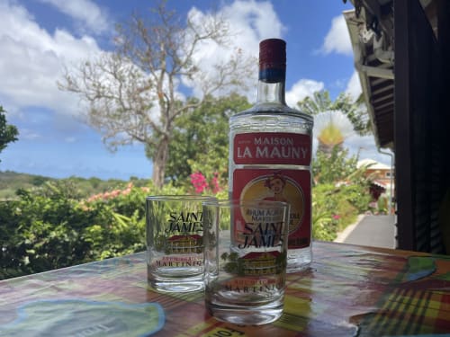Bouteilles de rhum agricole de la Maison La Mauny à Villa Manguier, Rivière-Salée, Martinique, avec vue sur le jardin tropical