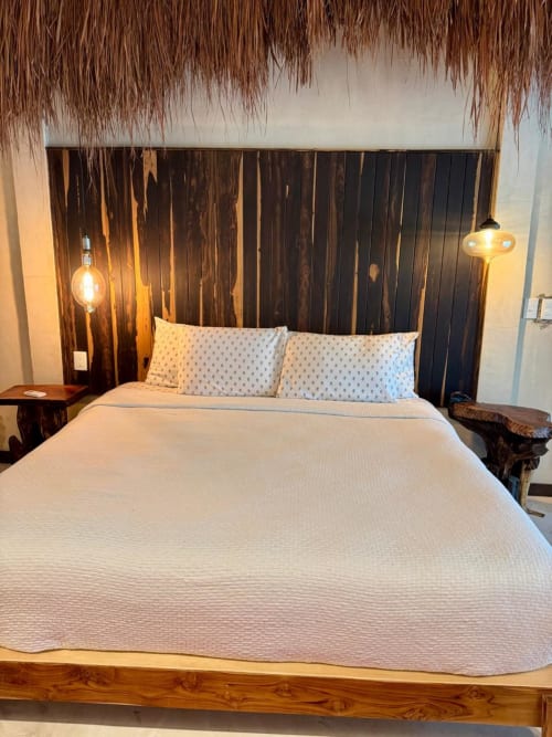 Dormitorio Villa Tulum en Ala Residencias, Chetumal: cabecera de madera, ropa de cama blanca y detalles de techo con palapa