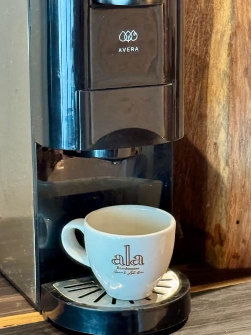 Cafetera Avera con taza de Ala Residencias en Villa Tulum, Chetumal