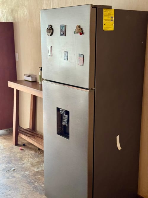 Refrigerador de acero inoxidable con dispensador de hielo en apartamento Villa La Guardia, Ala Residencias, Chetumal
