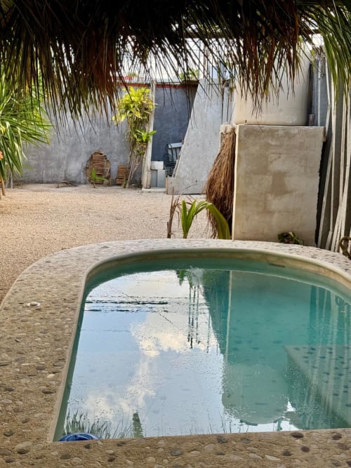 Piscina hundida con agua turquesa en el patio de Villa La Guardia en Ala Residencias, Chetumal