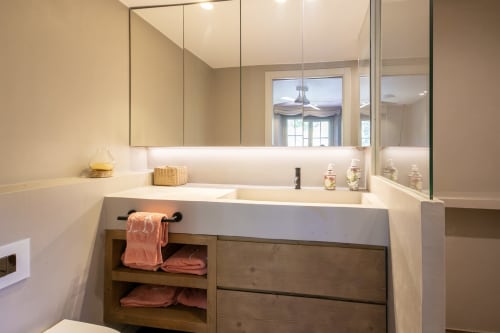 Baño moderno en la villa La Pastora, Llafranc con doble lavabo, muebles espejo, vanidad de madera y toallas coral