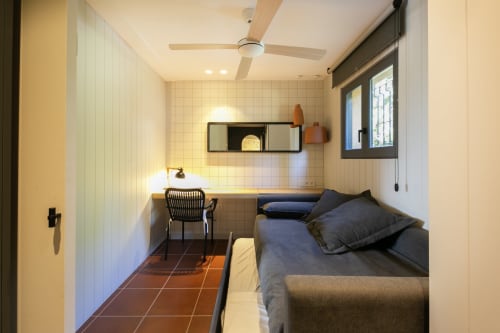 Dormitorio moderno en villa La Pastora, Llafranc con escritorio, cama y baño en suite