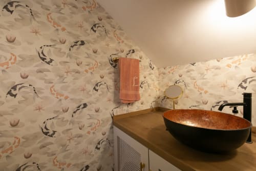 Lavabo moderno con lavamanos de cobre y papel pintado estampado en villa La Pastora, Llafranc Palafrugell