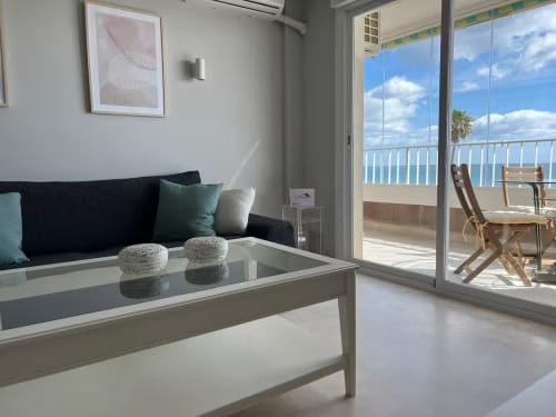 Moderno apartamento frente al mar en Fuengirola con vistas al océano, decoración contemporánea y balcón orientado al mar
