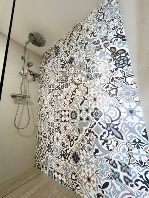 Baño moderno con ducha y azulejos decorativos en blanco y negro en apartamento frente al mar en Fuengirola