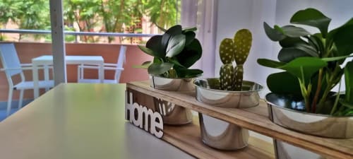 Acogedor alféizar de apartamento moderno con plantas en maceta y letrero de 'hogar', espacio de vida junto a la playa de Fuengirola