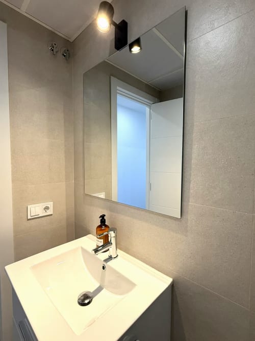 Moderno lavamanos con espejo y accesorios en apartamento frente al mar, Fuengirola