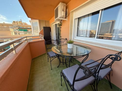 Balcón luminoso con asientos y vistas a la ciudad en apartamento de Fuengirola de Grupo Inmo House