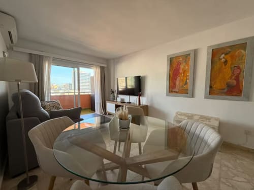 Apartamento moderno en Fuengirola con vistas a la montaña, comedor, TV y balcón con vistas a la costa