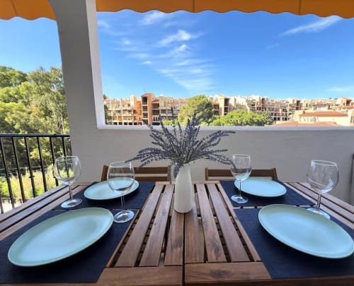 Elegante terraza frente al mar en Fuengirola con zona de comedor con vistas al Mediterráneo y jardín
