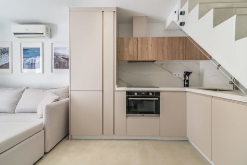 Cocina moderna y sala de estar en el Bungalow Flor del Almendro de Home Stay Gran Canaria, Maspalomas, con acceso por escaleras
