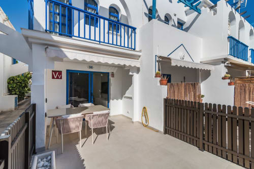 Terraza del bungaló Flor Del Almendro en Maspalomas con comedor, detalles azules y vistas al océano