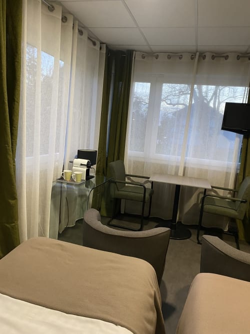 Studio twin au Cosyade Hotel à Bourbourg avec vue sur jardin, équipé de lits jumeaux, bureau, kitchenette et