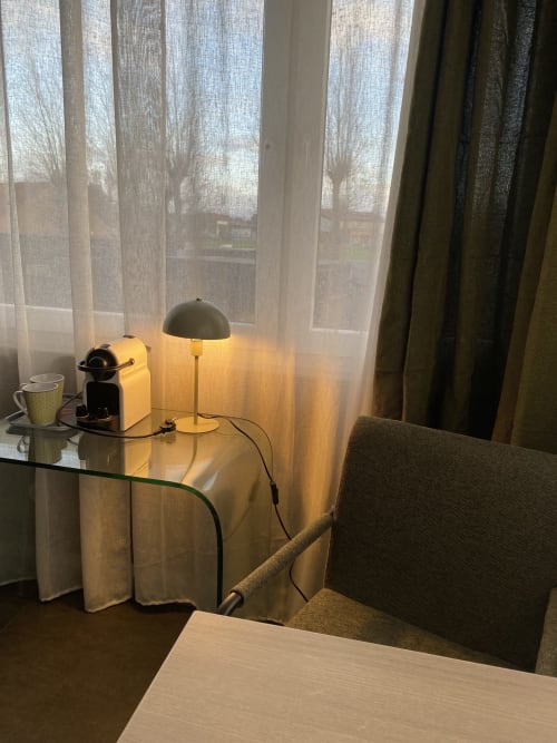 Studio twin à l'hôtel Cosyade à Bourbourg avec bureau, cafetière, lampadaire dome et vue sur le jardin