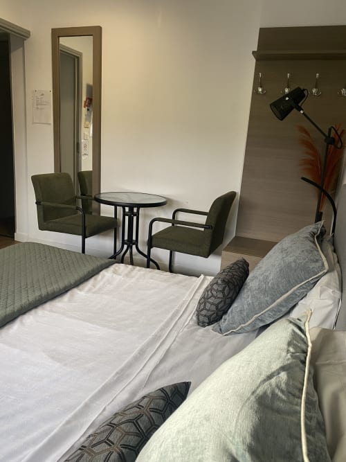 Studio Cosyade à Bourbourg avec lit queen-size, coin salon, table ronde et vue sur le jardin