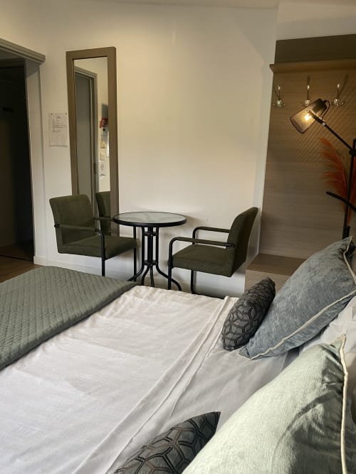 Studio Cosyade standard n°4 à Bourbourg avec lit, coin salon, table ronde et vue sur jardin