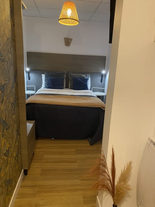 Chambre moderne du Studio supérieur à l'hôtel Cosyade, Bourbourg, avec suspension tissée et vue sur le jardin