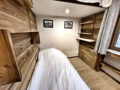 Cozy bedroom in Appartement Alba at Chez Francine, Notre-Dame-de-Bellecombe, with wooden furnishings and garden view window
