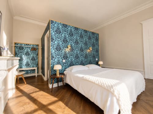 La Chambre Bleue à La Maison de Lezat B&B dispose d'un somptueux lit à baldaquin avec papier peint damassé et parquet