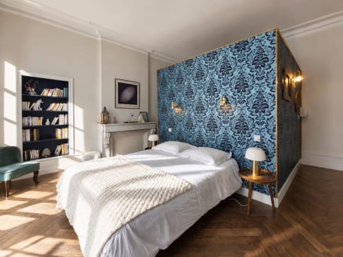 La Chambre Bleue à La Maison de Lezat B&B à Lézat-sur-Lèze : papier peint bleu damassé, literie blanche, cheminée et