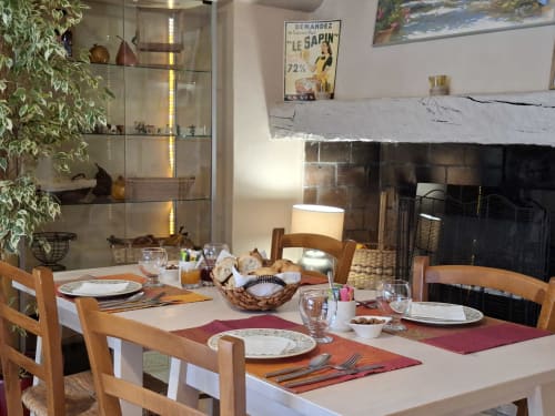 Salle à manger élégante avec table dressée au Mas des Vergers, Salon-de-Provence, cheminée en arrière-plan