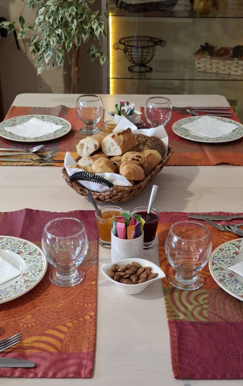 Petit-déjeuner raffiné au Mas des Vergers à Salon-de-Provence avec viennoiseries fraîches, pain, fruits secs et boissons
