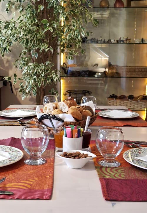 Mise en place élégante au Mas des Vergers avec pain frais, verres à vin et chemin de table coloré