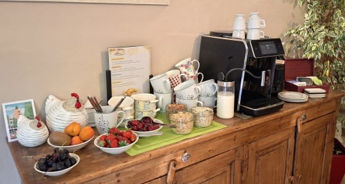 Buffet petit-déjeuner à la Chambre Lavande du Mas des Vergers, Salon-de-Provence avec fruits frais, pâtisseries, céréales et café