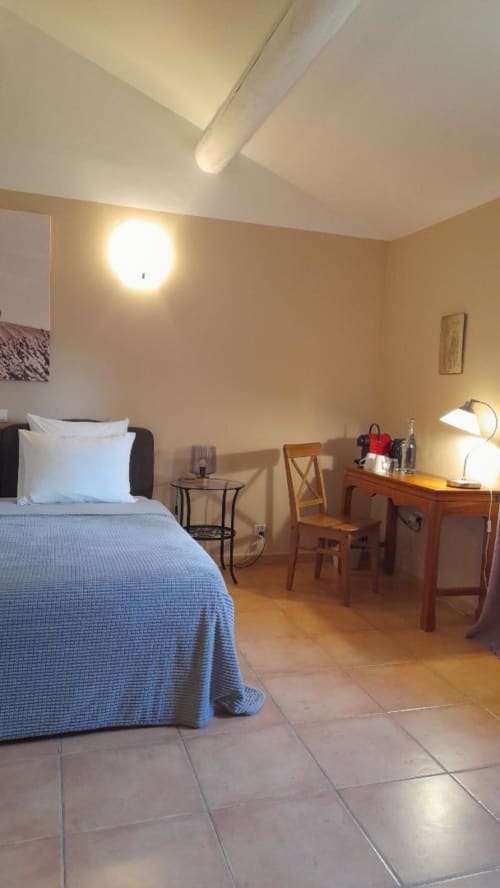Spacieuse chambre Lavande du Mas des Vergers à Salon-de-Provence avec lit, bureau et ambiance chaleureuse