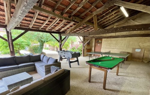 Espace de loisirs couvert au Gîte La Vieille Ferme avec tables de billard, salon et grill à Saint-Geniès