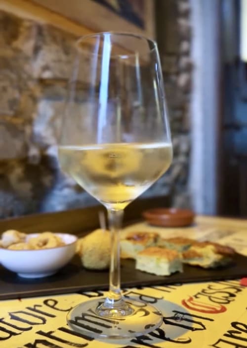 Bicchiere di vino bianco con stuzzichini all'Agritusmo Stecadò, Dolceacqua