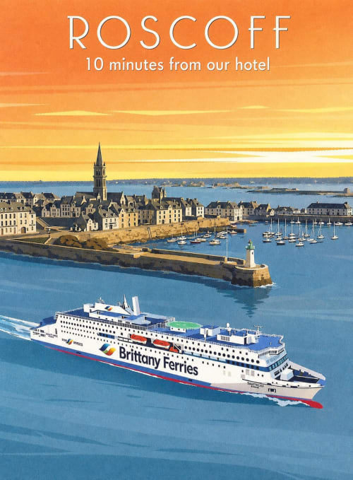 Ferry Brittany Ferries approchant le port de Roscoff avec la silhouette médiévale, à 10 minutes de l'Hôtel De La Mairie