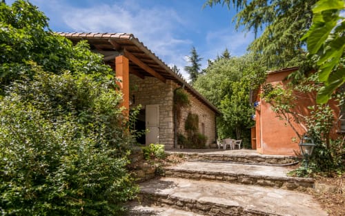 Villa en pierre rustique Casa de la huerta à Millau entourée de verdure luxuriante avec terrasse et coin détente