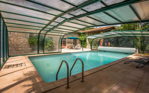 Piscine couverte aux eaux turquoise de la villa Casa de la huerta à Millau, France