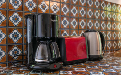 Cafetière et bouilloire Moulinex sur carrelage décoratif à la Villa Casa de la huerta à Millau