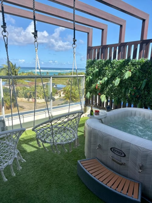 Terrasse vue mer avec fauteuil suspendu, bain à remous et pergola à Maly Blue, Le Moule Guadeloupe