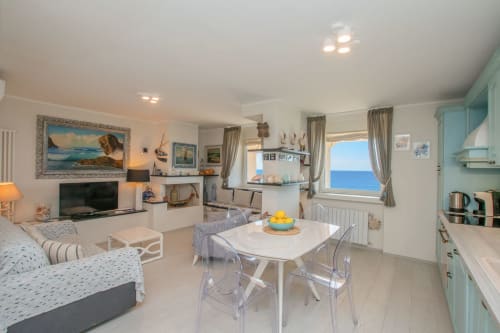Luminoso appartamento vista mare a Varigotti con cucina moderna, zona pranzo e camera da letto con affaccio sulle acque blu